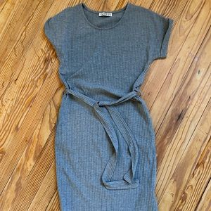 Body dress color grey great for winter or summer & it has a belt